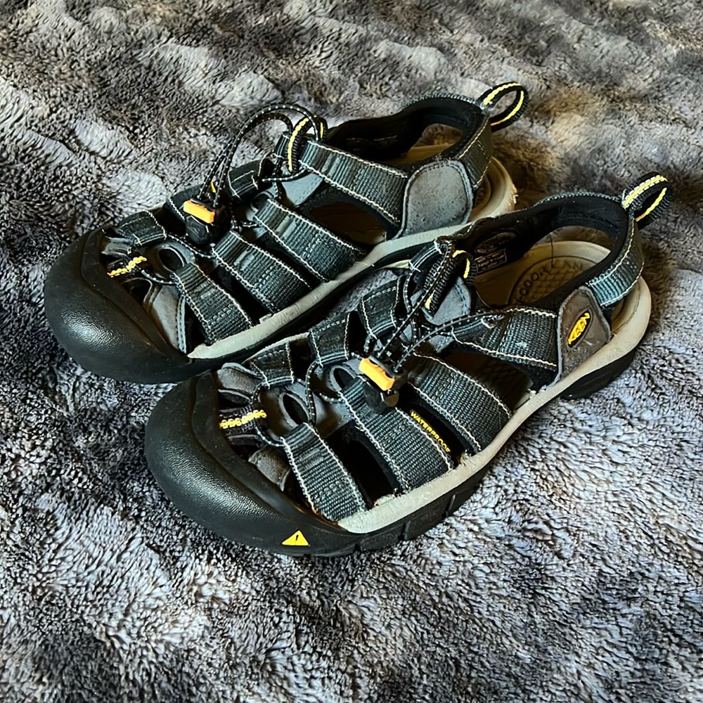 KEEN Sandals Men’s Size 7, Navy Blue